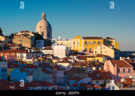 Lisbon cityscape, vue sur les toits de l'Alfama au coucher du soleil avec le dôme de la Panthéon National, passant au-dessus des toits, Lisbonne, au Portugal. Banque D'Images