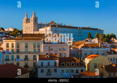 Horizon de Lisbonne au Portugal, vue en été de l'horizon d'Alfama au coucher du soleil avec l'église de Sao Vicente de Fora qui s'élève au-dessus des toits, Lisbonne au Portugal Banque D'Images