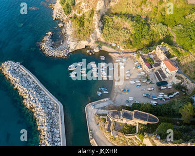 Vue aérienne de Pizzo Calabro, Calabre, Italie. Maisons sur rocher, le port et le quai avec des bateaux amarrés Banque D'Images