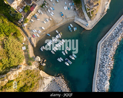 Vue aérienne de Pizzo Calabro, Calabre, Italie. Maisons sur rocher, le port et le quai avec des bateaux amarrés Banque D'Images