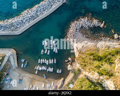 Vue aérienne de Pizzo Calabro, Calabre, Italie. Maisons sur rocher, le port et le quai avec des bateaux amarrés Banque D'Images