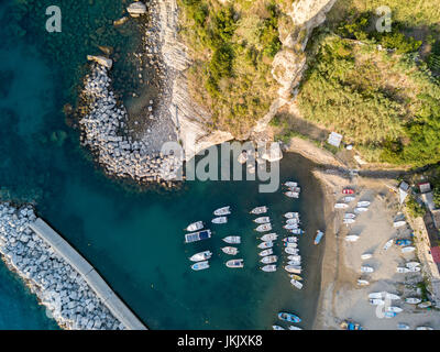 Vue aérienne de Pizzo Calabro, Calabre, Italie. Maisons sur rocher, le port et le quai avec des bateaux amarrés Banque D'Images