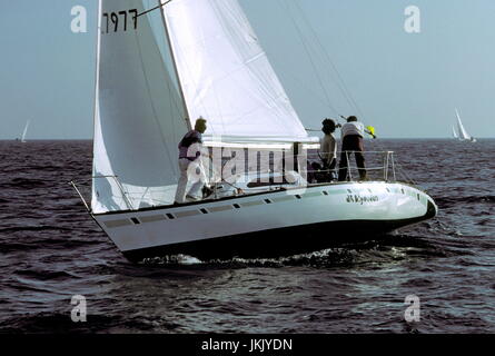 Nouvelles photos AJAX.1980. SANDHAMN, SUÈDE. - Monde - GAGNANT DE LA COUPE D'UNE TONNE. AR BIGOUDEN (FR) franchit la ligne d'ARRIVÉE POUR GAGNER DES POINTS SUR L'événement. PHOTO:JONATHAN EASTLAND/AJAX REF:21207 2 63 Banque D'Images