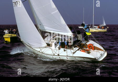 Nouvelles photos AJAX.1980. SANDHAMN, SUÈDE - monde 1 TON CUP CHAMPIONSHIP - AR BIGOUDEN DE FRANCE SKIPPÉ PAR GERARD DUPUY EST LE GAGNANT. PHOTO:JONATHAN EASTLAND/AJAX REF:31218 41 Banque D'Images