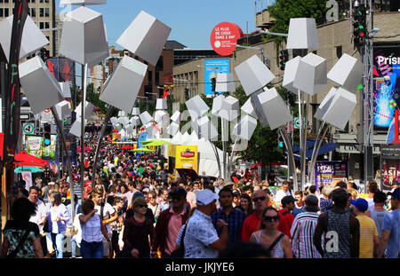 Montréal,Canada 23 juillet,2017.St-Catherine rue pleine de gens au festival Juste pour Rire.Credit:Mario Beauregard/Alamy Live News Banque D'Images