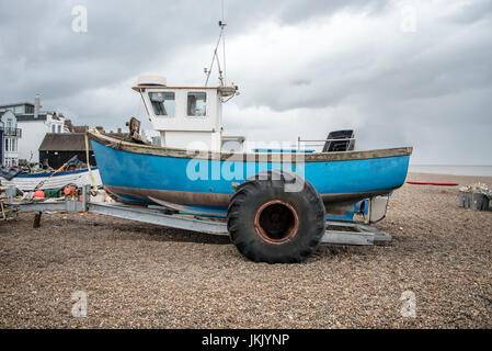 Petit bateau de pêche sur une remorque pour le lancement. Banque D'Images