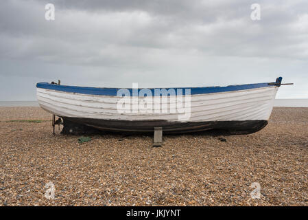 Petit bateau en bois amarré sur une plage. Banque D'Images