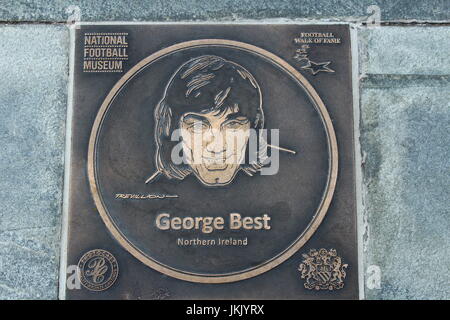George Best plaque en bronze sur la promenade de la gloire du football au Musée National du Football, Manchester, Angleterre Banque D'Images