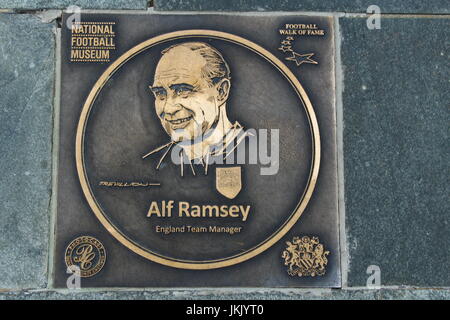 Plaque de bronze à Alf Ramsey Walk of Fame Football - Musée National du Football, Manchester, Angleterre Banque D'Images