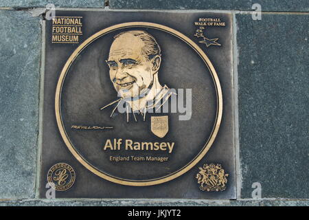 Plaque de bronze à Alf Ramsey Walk of Fame Football - Musée National du Football, Manchester, Angleterre Banque D'Images