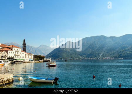 Belle journée ensoleillée à Perast, Monténégro, paysage méditerranéen, baie de Kotor (Boka Kotorska), le Monténégro, l'Europe, vieille ville historique et de villégiature. Banque D'Images