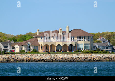 Une grande maison sur Port de Hyannis, Cape Cod, Massachusetts, United States, Amérique du Nord. Usage éditorial uniquement. Banque D'Images