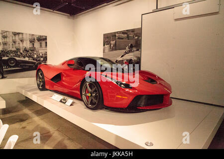 Los Angeles, CA, USA - Le 23 juillet 2017 : 2014 Rouge Ferrari Laferrari affichée à l'Petersen Automotive Museum. Usage éditorial. Banque D'Images