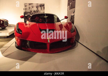 Los Angeles, CA, USA - Le 23 juillet 2017 : 2014 Rouge Ferrari Laferrari affichée à l'Petersen Automotive Museum. Usage éditorial. Banque D'Images