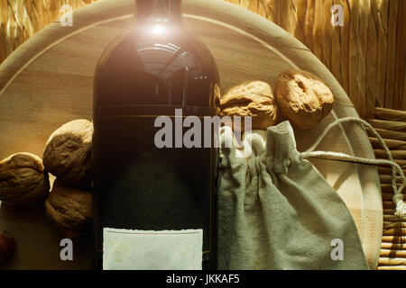 Concept de vacances de pâque avec vin, matzoh et Plaque sur fond sombre seder Banque D'Images