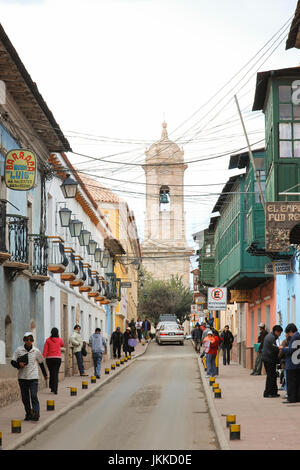 Scène de rue dans la ville de Potosi avec le campanile de la cathédrale en arrière-plan. UNESCO World Heritage site. La Bolivie, l'Amérique du Sud Banque D'Images