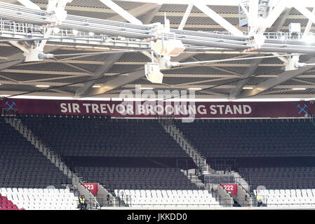 Sir Trevor Brooking stand dans le Londres, stade de West Ham United, mais aussi utilisé pour l'athlétisme et des concerts de musique. Anciennement Stade olympique Banque D'Images