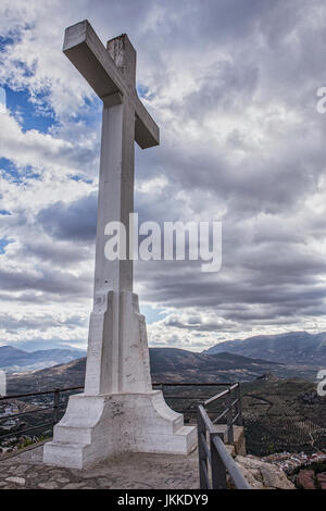 Point de vue de l'église de Santa Catalina, une grande croix blanche située à gauche du château, Jaén, Andalousie, Espagne Banque D'Images