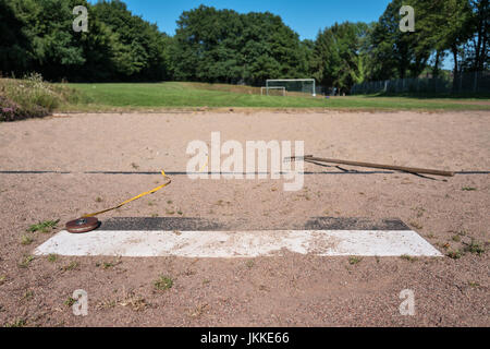 Long Saut fort sur un terrain de sport Banque D'Images