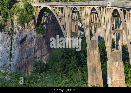 Djurdjevica Tara le pont sur la rivière Tara au Monténégro Banque D'Images