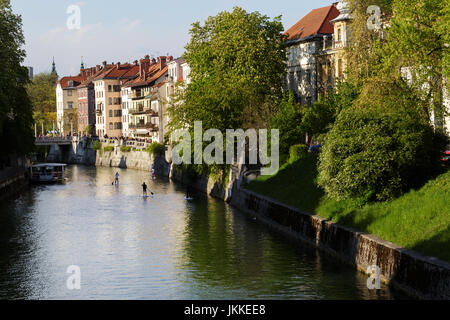 Stand up Paddling sup sur la rivière Ljubljanica avec très belle vue sur les bâtiments anciens de la vieille ville de Ljubljana, Slovénie. Banque D'Images