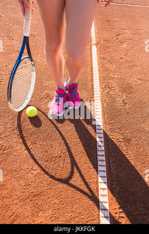 Les jambes des femmes avec raquette de tennis Banque D'Images