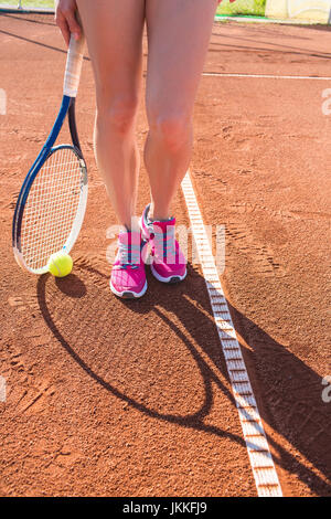 Les jambes des femmes avec raquette de tennis Banque D'Images