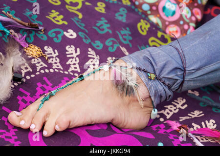 Femme à la mode avec des bijoux rue jambe Banque D'Images