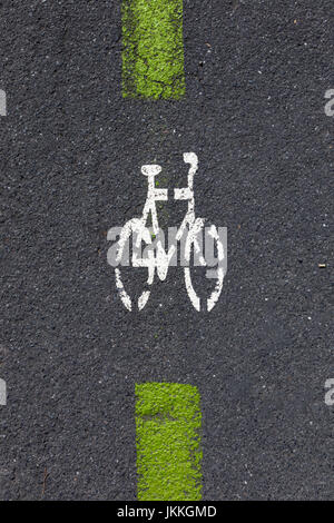 Symbole vélo peint sur la route pour indiquer une piste cyclable Banque D'Images