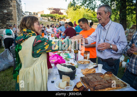 La population locale et les pèlerins ont célébration sur la rive de la rivière, cacabelos, l'Espagne, l'Europe. camino de Santiago. Banque D'Images