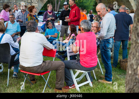 La population locale et les pèlerins ont célébration sur la rive de la rivière, cacabelos, l'Espagne, l'Europe. camino de Santiago. Banque D'Images