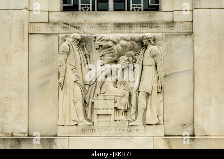 La tragedie d'Hamlet, scènes de Shakespeare Sculpture, Folger Shakespeare Library, Capitol Hill, Washington DC Banque D'Images