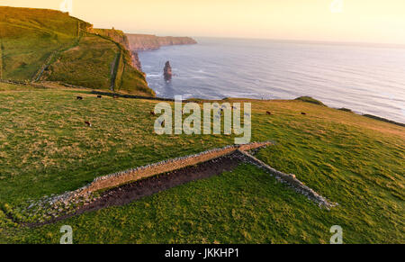 Vue aérienne du monde célèbres falaises de Moher dans le comté de Clare en Irlande. Beaux paysages irlandais paysage nature dans la campagne Banque D'Images