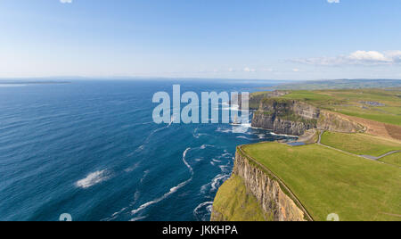 Vue aérienne du monde célèbres falaises de Moher dans le comté de Clare en Irlande. Beaux paysages irlandais paysage nature dans la campagne Banque D'Images