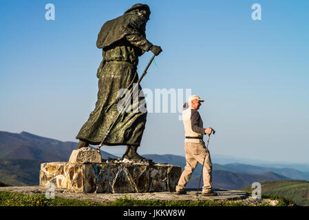 Statue de pèlerin dans la colline de San Roque, Galice, Espagne. camino de Santiago. Banque D'Images