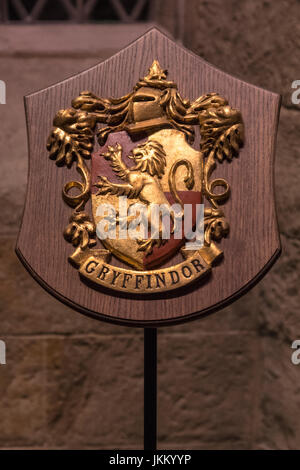 UK, LEAVESDEN - 19 juin 2017 : Le Gryffondor armoiries sur l'ensemble de la grande salle à Poudlard, à la réalisation d'Harry Potter studio tour à la Banque D'Images