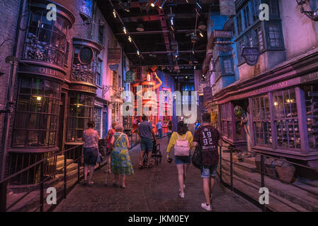 UK, LEAVESDEN - 19 juin 2017 : Les visiteurs se promener dans le chemin de traverse, à l'ensemble de film Making of Harry Potter Studio tour au goujon de Warner Bros. Banque D'Images