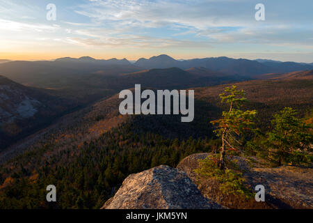 Sunrise de Zeacliff sur le sentier des Appalaches surplombant Pemigewasset Wilderness à New Hampshire White Mountain National Forest, au début de l'automne Banque D'Images