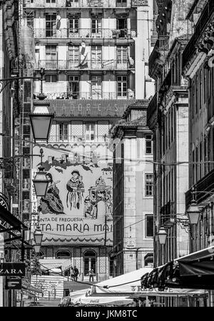 Amazing steet view dans le quartier historique - LISBONNE, PORTUGAL - 2017 Banque D'Images