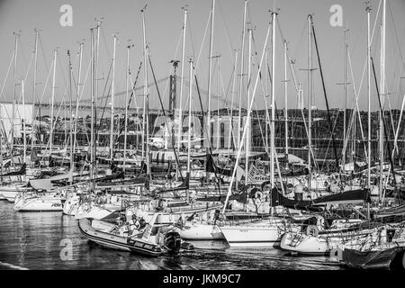 Les petits bateaux de plaisance à Belem au port de Belem Lisbonne - LISBONNE, PORTUGAL - 2017 Banque D'Images