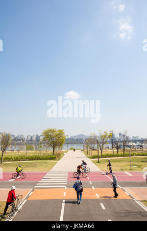 Les gens de l'exercice dans le fleuve Han Yeouido park. Banque D'Images