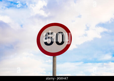 Inscrivez-vous sur la limite de vitesse à 50, signe de la circulation en fond de ciel bleu Banque D'Images