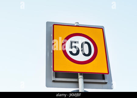 Panneau de signalisation de vitesse maximum à 50 Banque D'Images