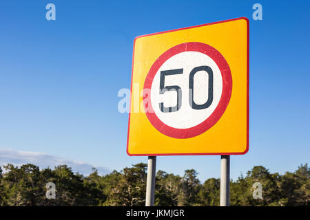 Panneau de signalisation de vitesse maximum à 50 Banque D'Images