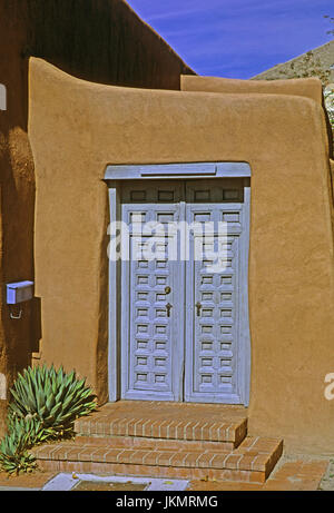 Double portes bleu à Santa Fe, NM Banque D'Images