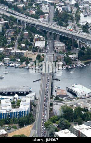 Vue aérienne de l'Avenue d'Eastlake traversé par l'autoroute I-5, Seattle, Washington State, USA Banque D'Images