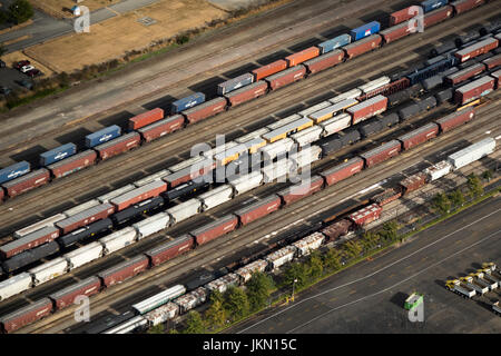 Voitures et wagons au triage Balmer, un triage situé dans le quartier de Interbay Seattle, Washington, USA Banque D'Images