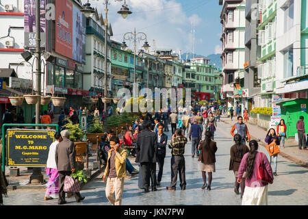 GANGTOK, INDIA - décembre 3, 2016 : la population locale et visite touristique MG MARG street pour le shopping en fin de semaine. Banque D'Images