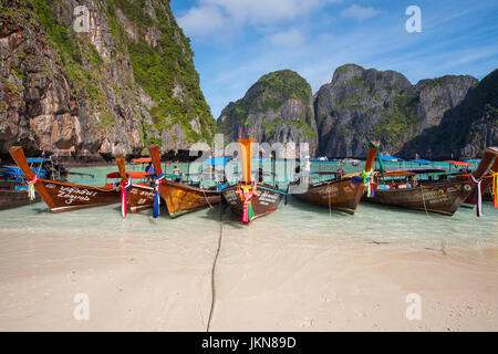 KRABI, THAÏLANDE - 4 décembre : bateaux à longue queue colorés belle plage sur un fond de ciel bleu et la mer d'azur et de roches calcaires, Phi Phi Isla Banque D'Images