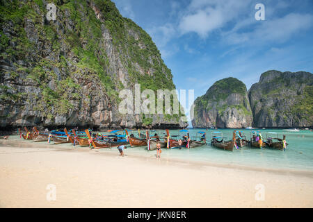 KRABI, THAÏLANDE - 4 décembre : bateaux à longue queue colorés belle plage sur un fond de ciel bleu et la mer d'azur et de roches calcaires, Phi Phi Isla Banque D'Images